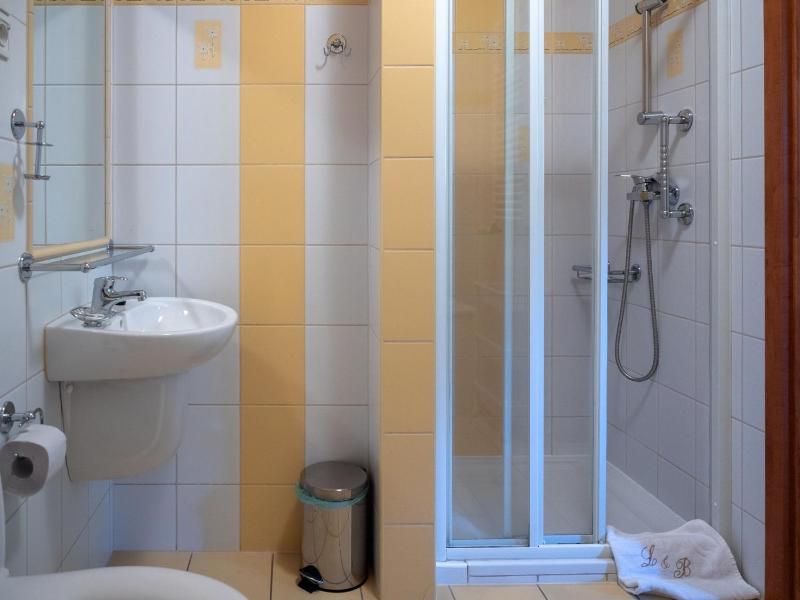 Single Room image 3