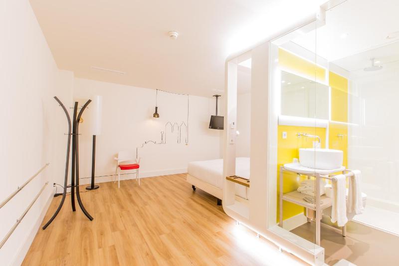 Standard Double Room - No Window image 3