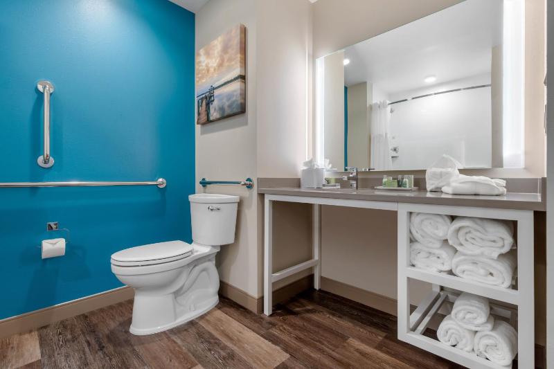 King Room - Accessible/Non-Smoking image 4