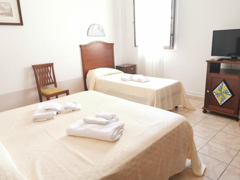 Triple Room with Private Bathroom image 3
