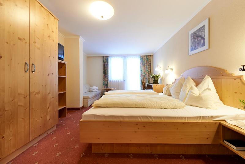 Standard Double Room image 4