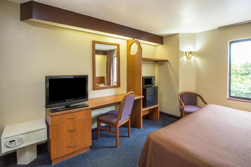 Queen Room - Non-Smoking image 3