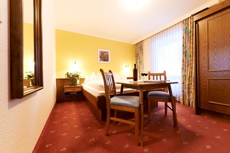 Economy Double Room image 4