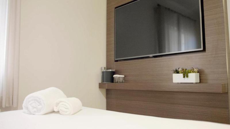 Deluxe King Room image 4