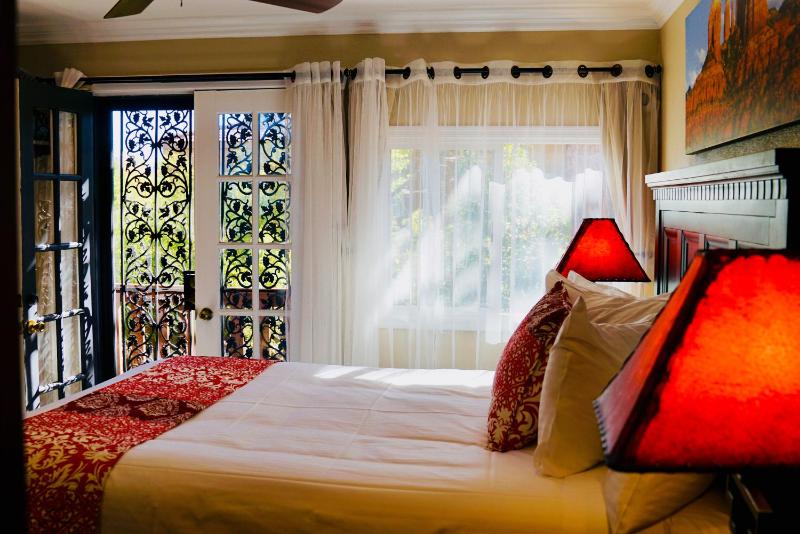 Lantern Light Inn - Romantic Getaway - image 15