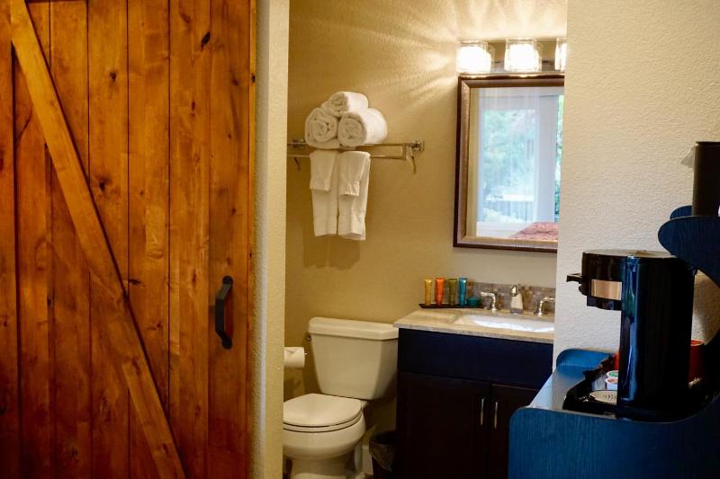 Lantern Light Inn - Romantic Getaway - image 22