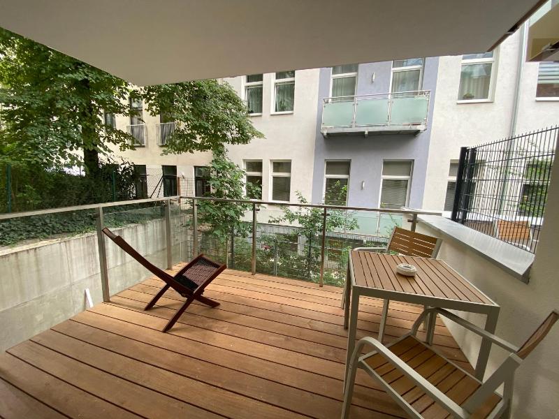 Studio with Balcony image 4