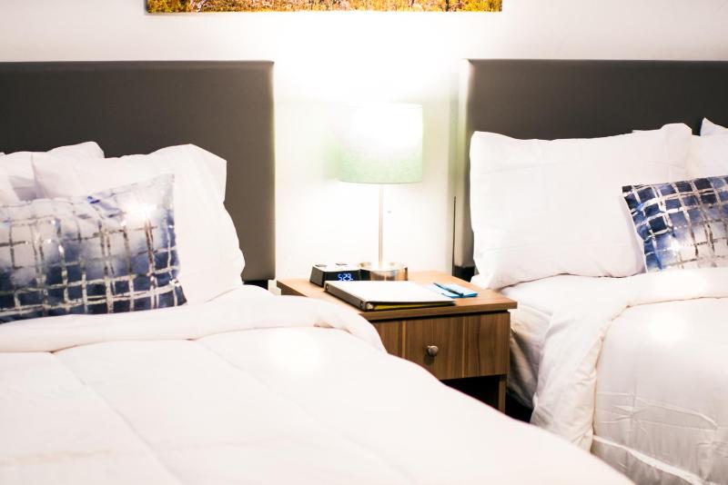 Deluxe Queen Room with Two Queen Beds image 4