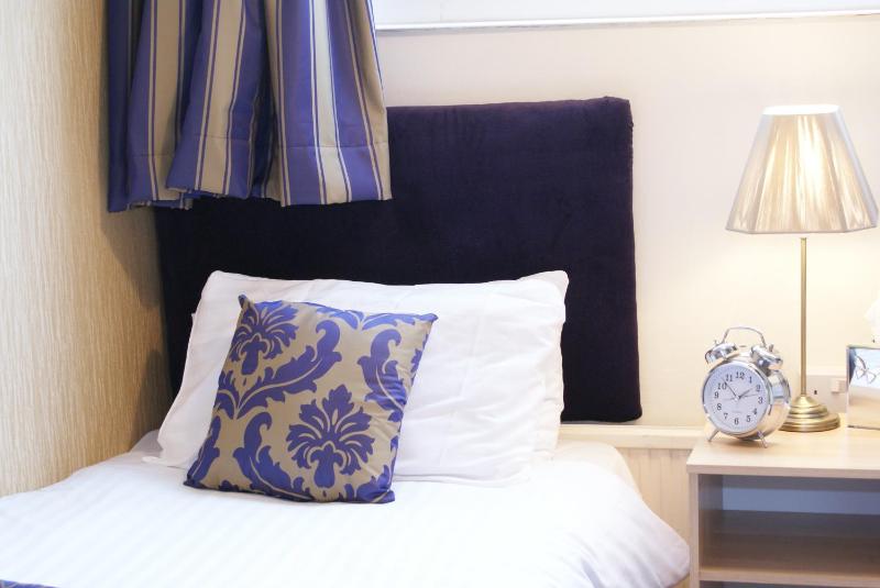 Twin Room image 2