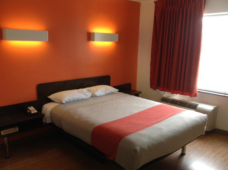 Double Room - Disability Access - Non-Smoking image 4