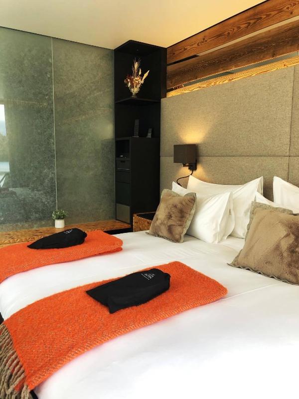 Double Room with Lake View image 2
