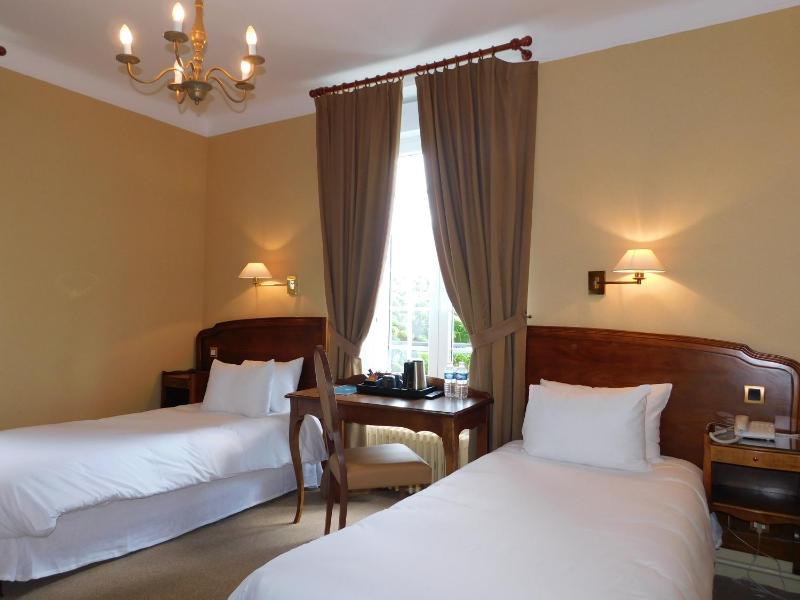 Classic Twin Room image 3