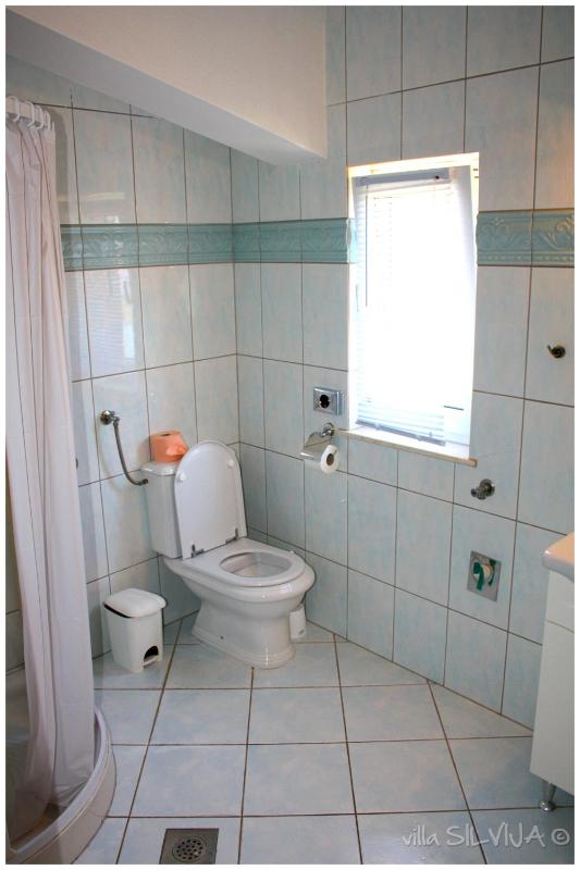 Three-Bedroom Apartment with Sea View (8 Adults) image 2