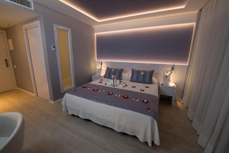 Double Room with Balcony and Sea View image 1