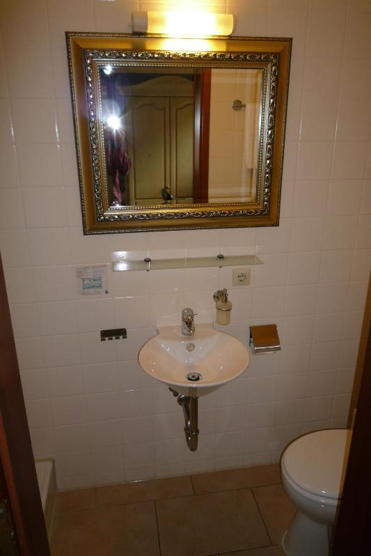 Small Family Room (2 Adults + 2 Children) image 2
