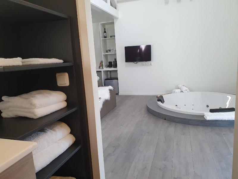 Double Room with Spa Bath image 2