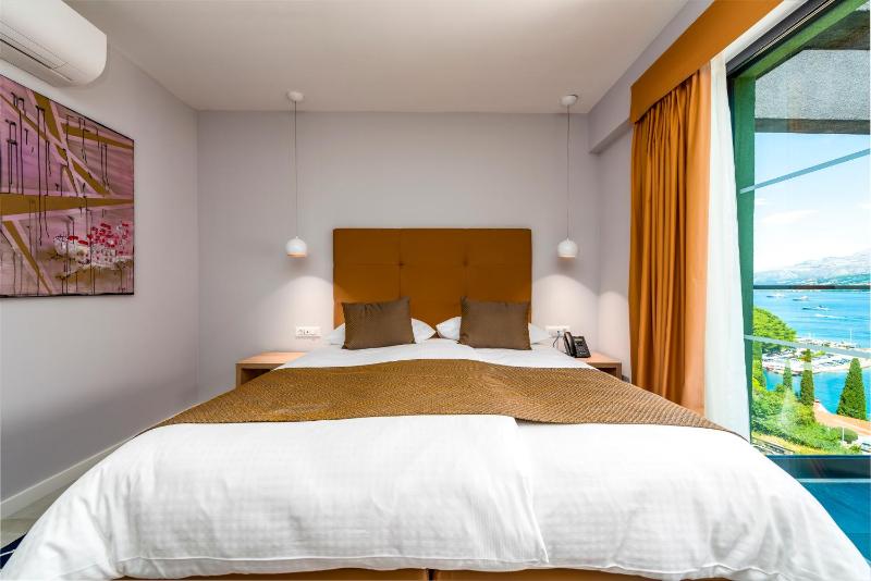 Double or Twin Room with Sea View image 3