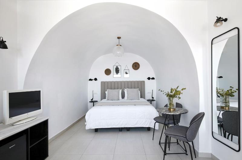 Petit Suite with outdoor heated private Jacuzzi & Caldera View image 2