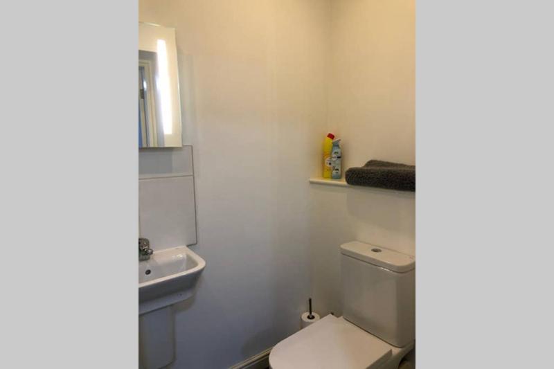 One-Bedroom Apartment image 4