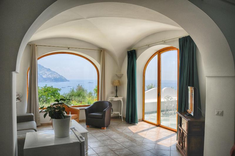 Deluxe Double or Twin Room with Sea View image 4