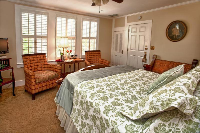 Premium Queen Room image 1