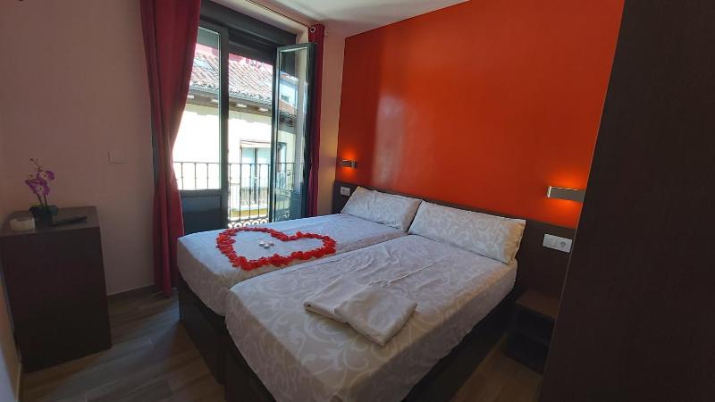 Double or Twin Room with Private Bathroom image 2