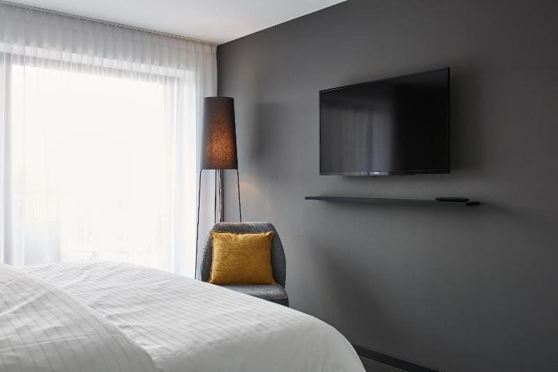 Superior King Room image 3