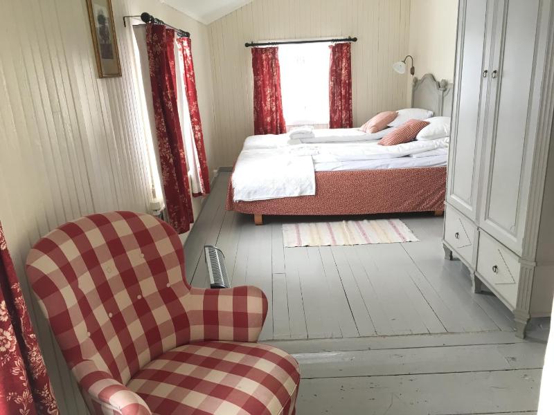 Double or Twin Room with Shared Bathroom image 1