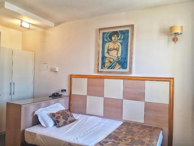 Twin Room image 4