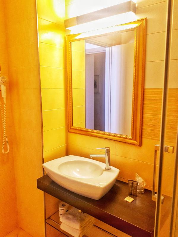 Twin Room image 2