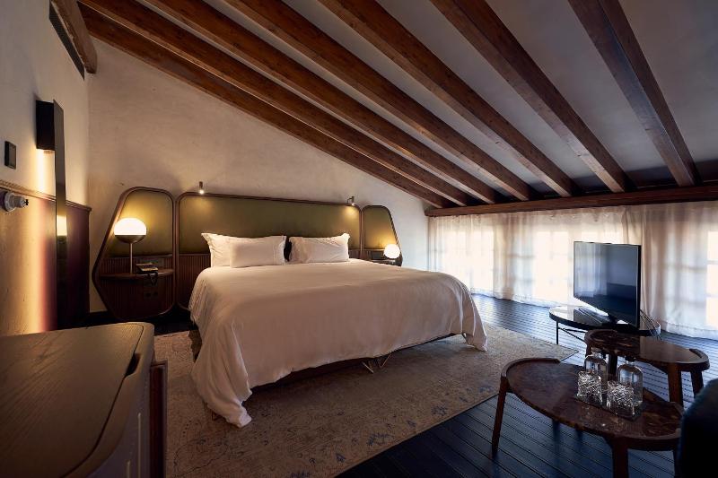 Deluxe Suite image 4