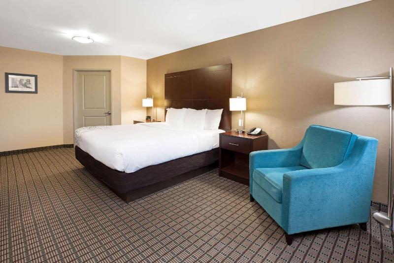 Standard King Room image 3