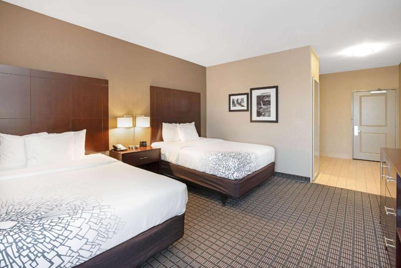 Queen Room with Two Queen Beds - Disability Access image 3
