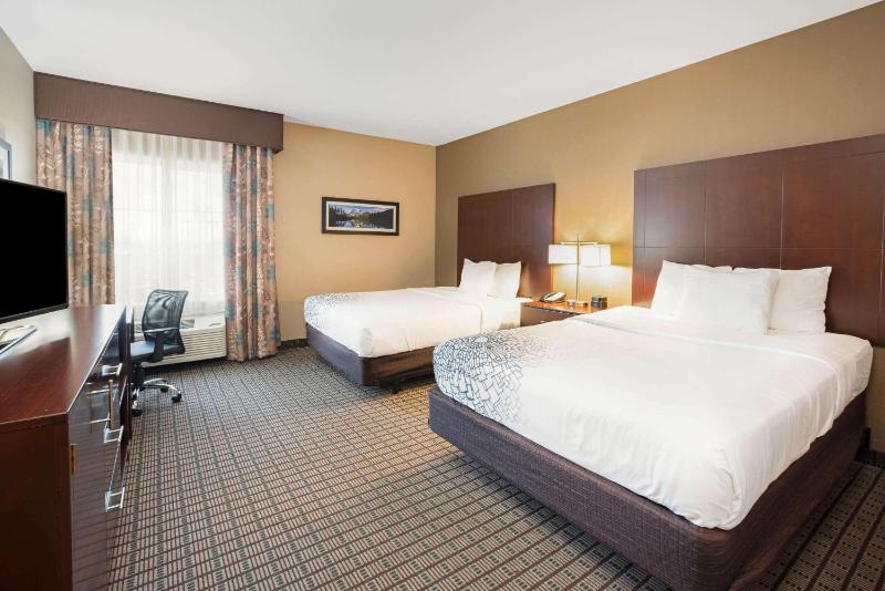 Deluxe Double Room with Two Double Beds image 2