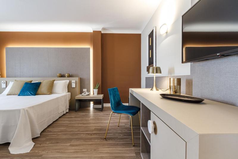 Deluxe Family Room image 3