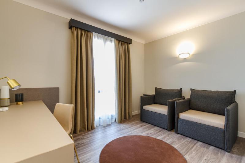 Deluxe Family Room image 3
