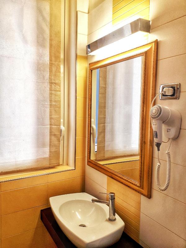 Double Room with Balcony image 3