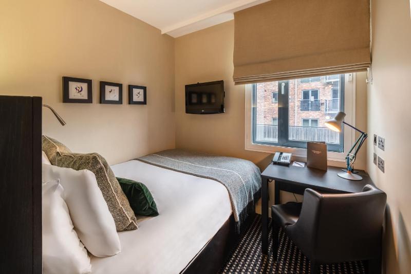 Small Double Room image 3