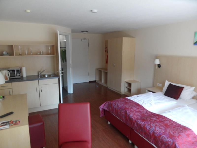 Double Room with Balcony image 2