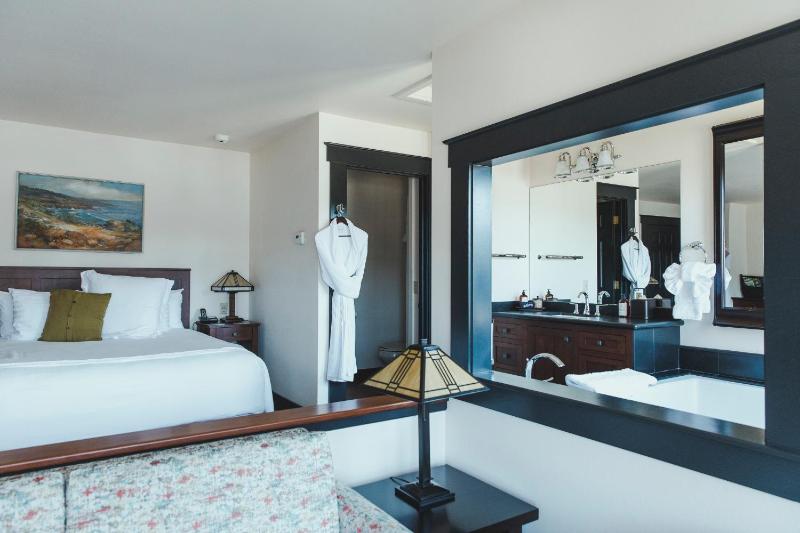 Deluxe Queen Room image 3