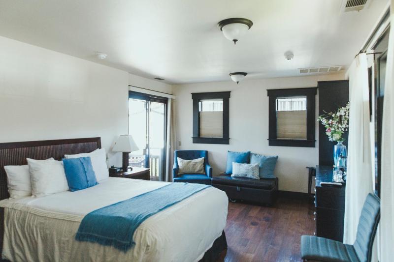 Queen Room with Balcony image 4