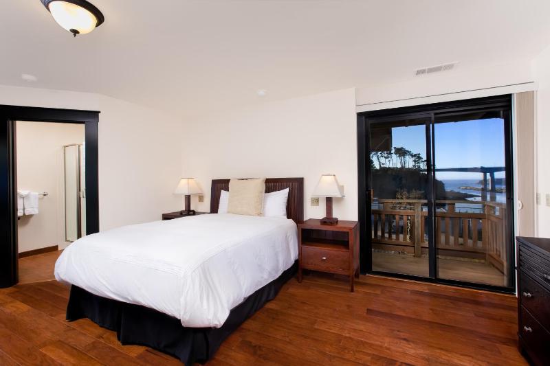 Queen Room with Balcony image 3