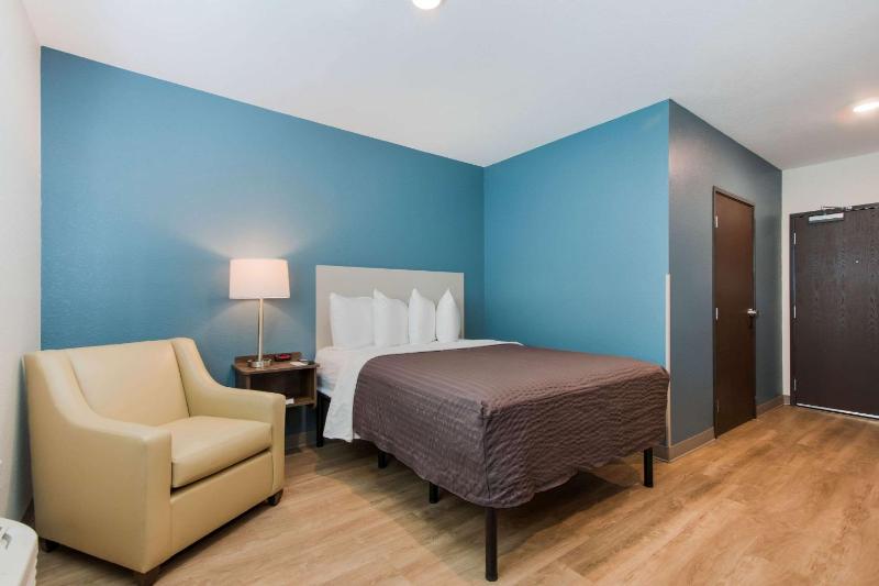 Queen Room  with Roll-In Shower - Disability Access/Non-Smoking image 3