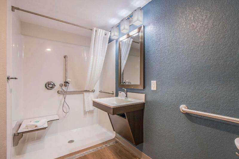 Queen Room  with Roll-In Shower - Disability Access/Non-Smoking image 2