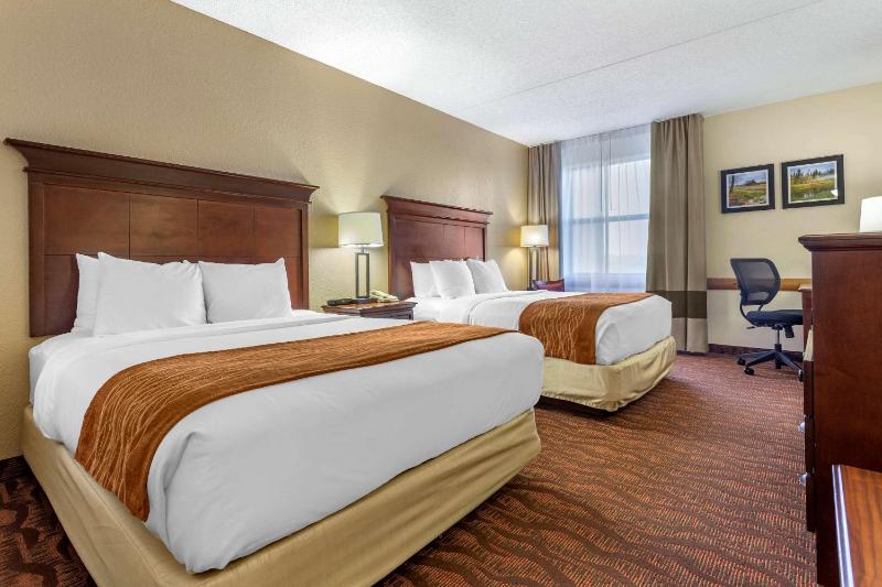 Queen Room with Two Queen Beds - Non-Smoking image 3