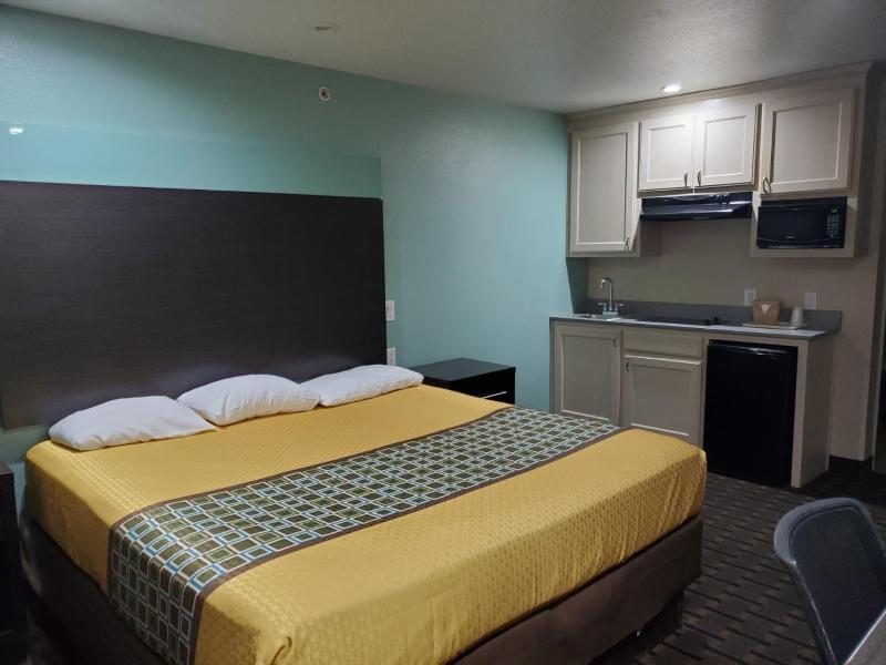 King Bed with Kitchenette - Smoking image 3