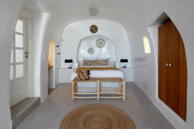 Cave Suite with Private Outdoor Heated Jacuzzi image 2