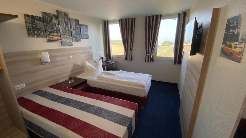 Single Room image 3