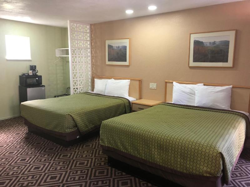 Queen Room with Two Queen Beds image 3