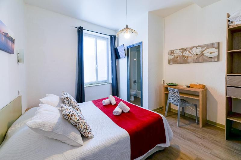 Standard Double Room image 3